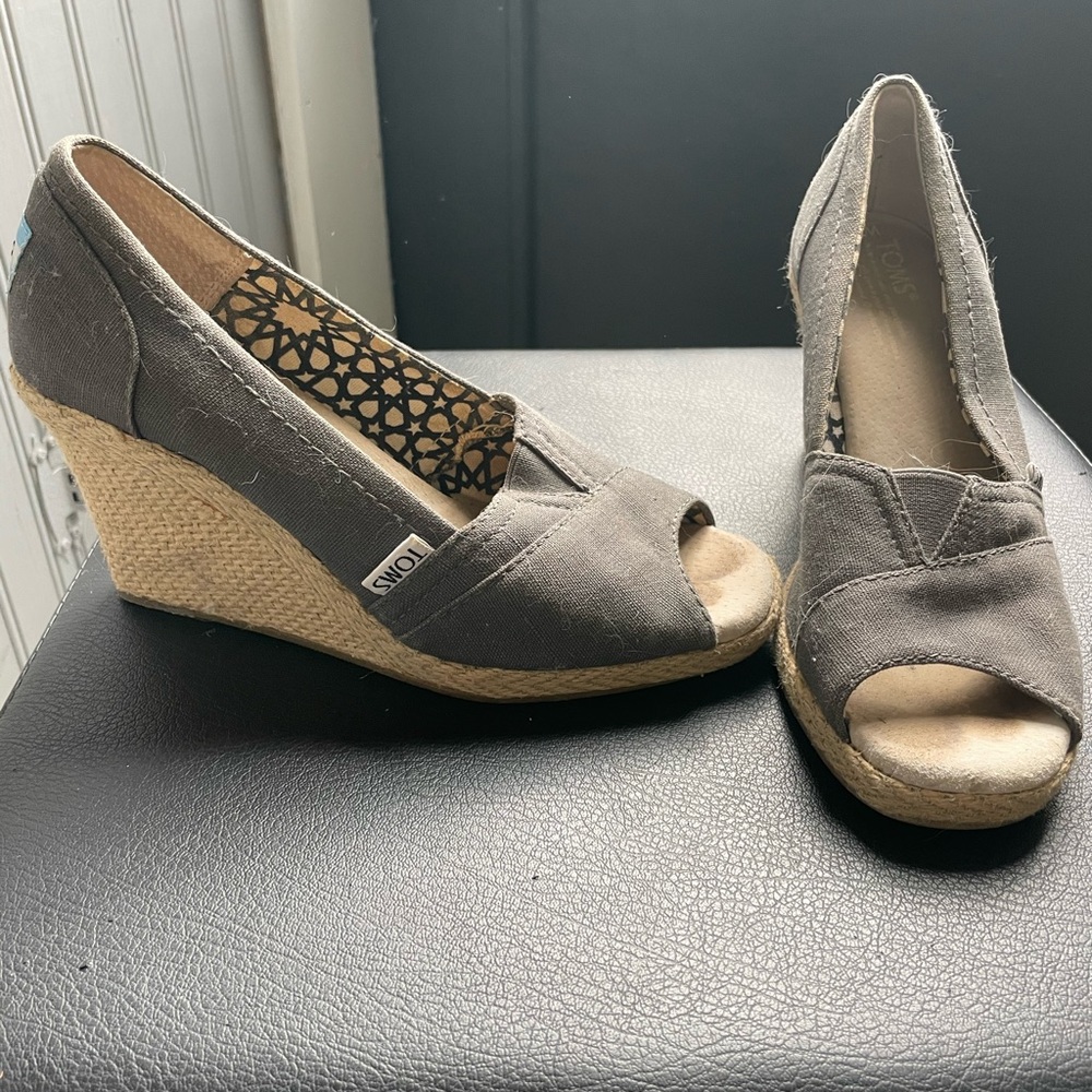 Toms Calypso Wedge Espadrille Sandal Peep Toe Taupe Grey Women's size 6